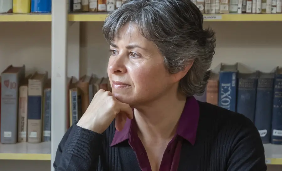 Mulher pensativa sobre Cafh espiritualidade